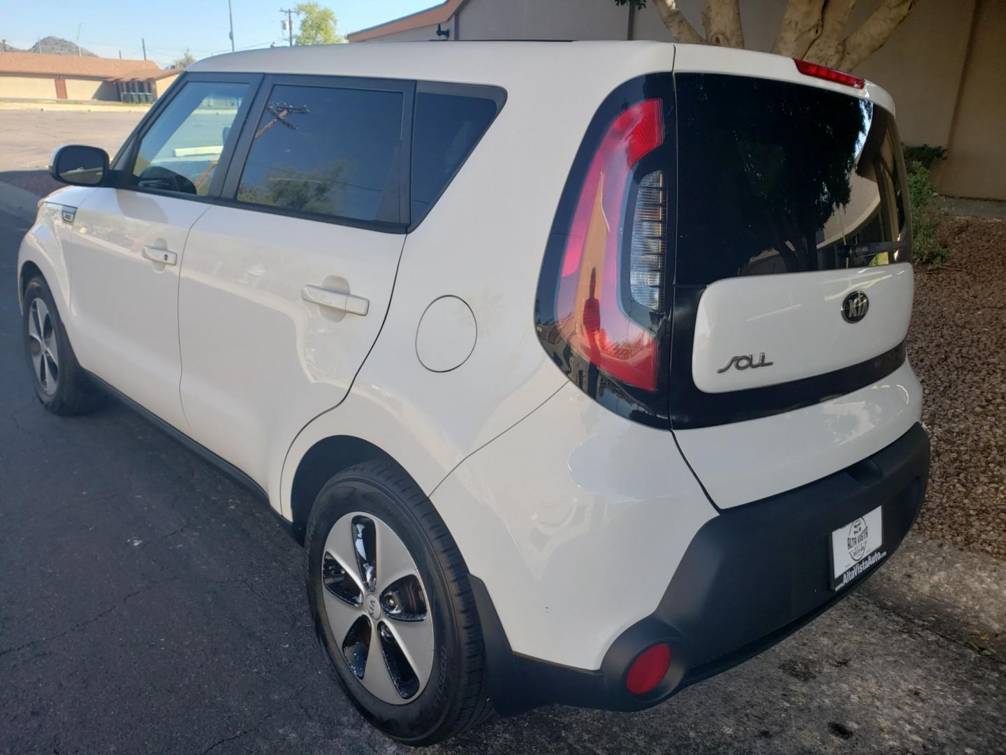 2015 WHITE /gray and black Kia Soul base (KNDJN2A27F7) with an 1.6L L4 DOHC 16V engine, 5-Speed Automatic transmission, located at 323 E Dunlap Ave., Phoenix, AZ, 85020, (602) 331-9000, 33.567677, -112.069000 - Photo#5